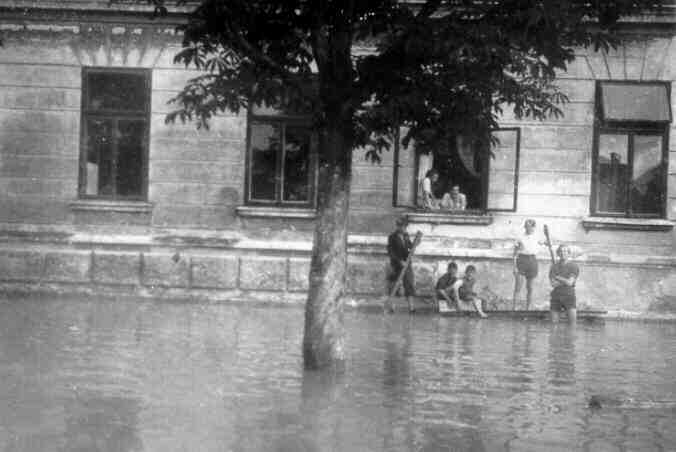 [Hochwasser in front of Volksschule]
